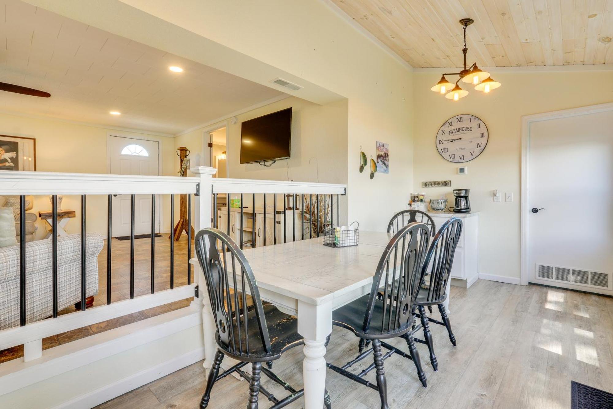 Howe Retreat With Fire Pit And Private Boat Dock! エクステリア 写真